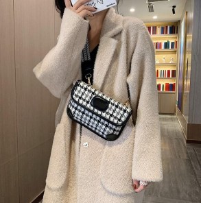 Сумка на плече в клетку фото